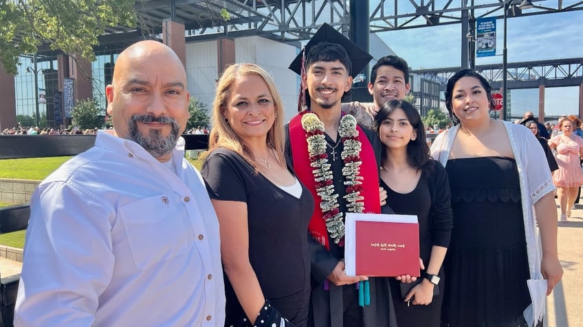 Luis Carlos Laguna Sr., Lourdes Laguna, Carlos Laguna Jr. and his siblings pose at Carlos' graduation