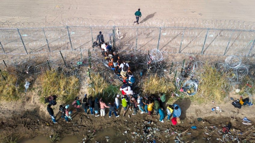 Illegal immigrants crossing US-Mexico border