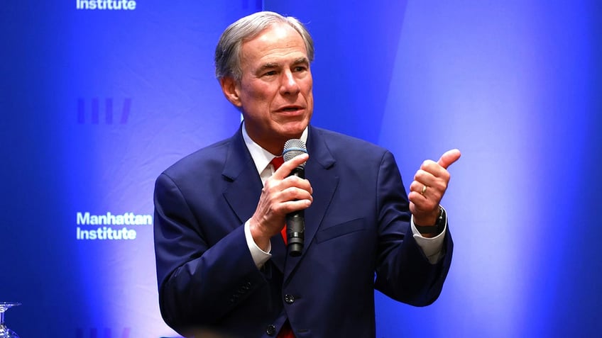 texas gov abbott makes rare nyc stop where he lauds dems adams hochul for pressuring biden on migrant crisis