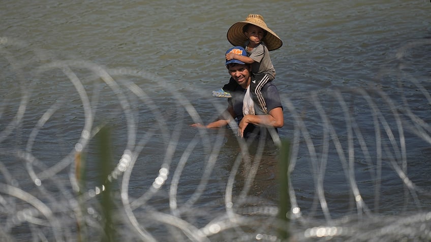 texas gov greg abbott uses disaster declaration to install razor wire along us mexico border