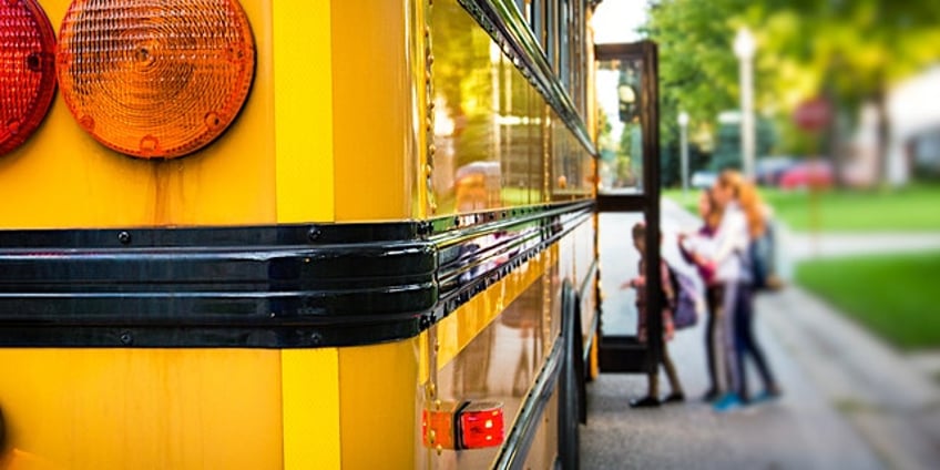 texas kindergartner dropped off at wrong bus stop returned to school by strangers mother