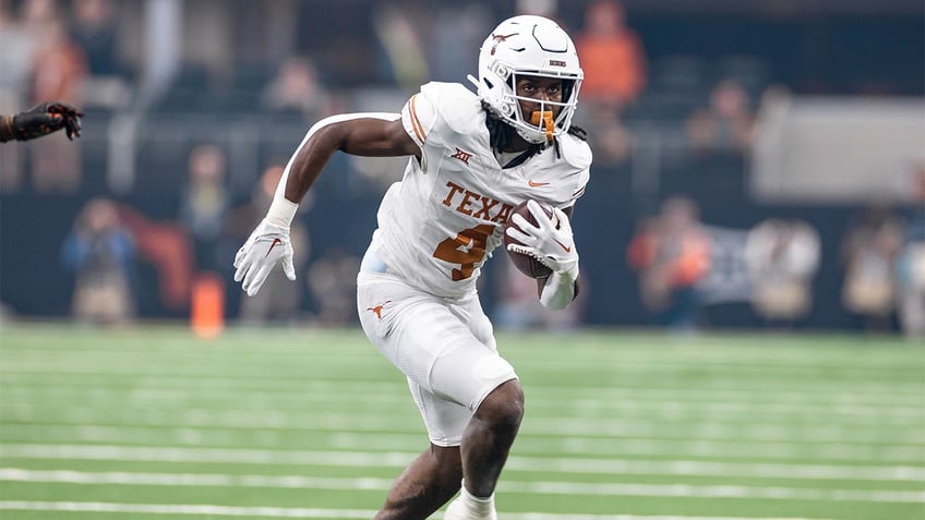 CJ Baxter rushes against Oklahoma State