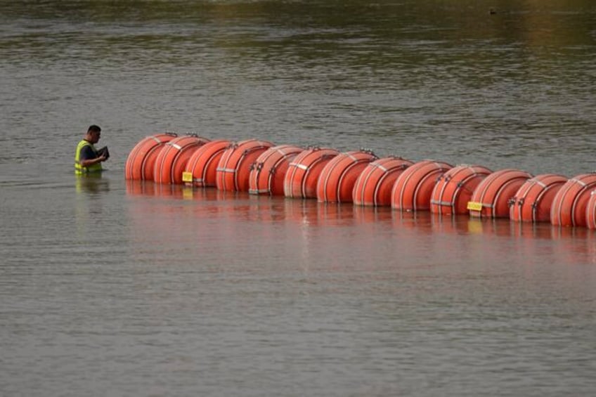 texas moves large floating barrier on us mexico border closer to american soil