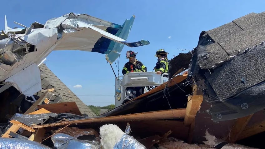 texas plane crashes into 2 story georgetown home injuring 3