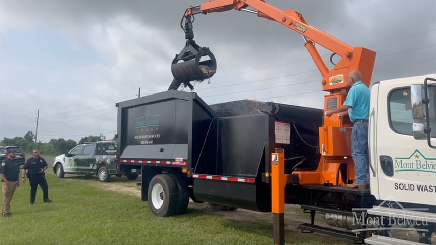 alligator dropped into grapple truck