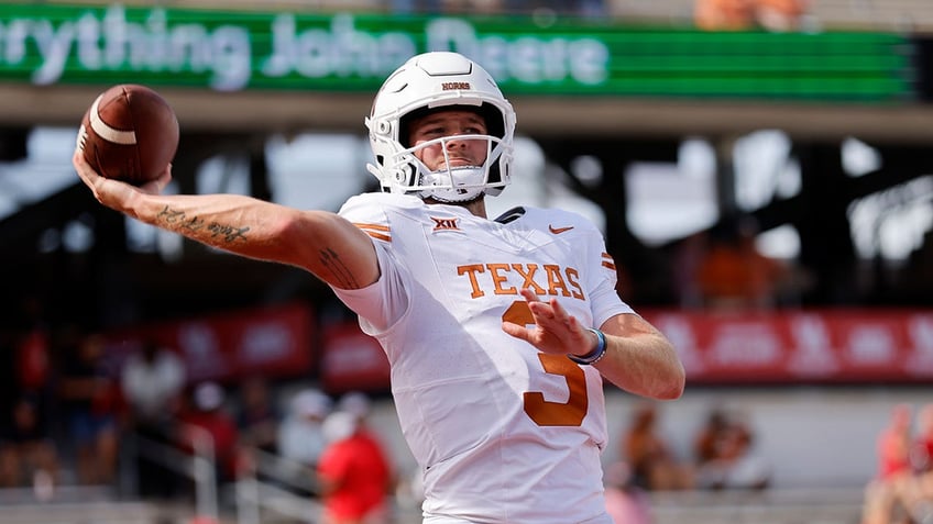 texas qb quinn ewers suffers apparent shoulder injury in win over houston ends game with sling on sidelines