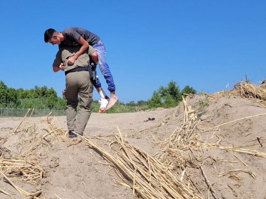 texas trooper rescues injured migrant teen from border river