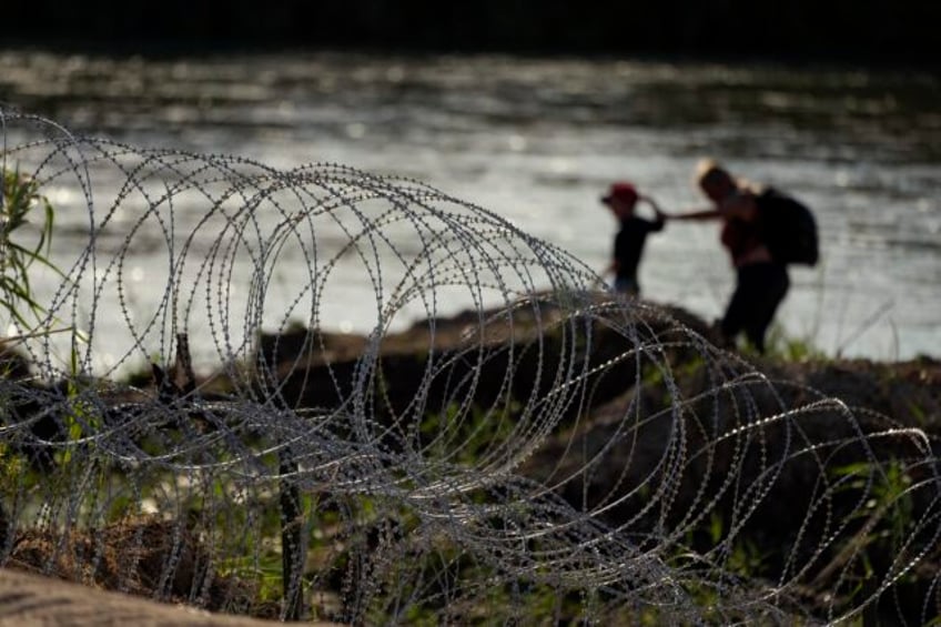 texas troopers accounts of bloodied and fainting migrants on us mexico border unleashes criticism