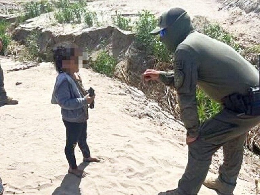 texas troopers find 5 year old unaccompanied migrant girl near border