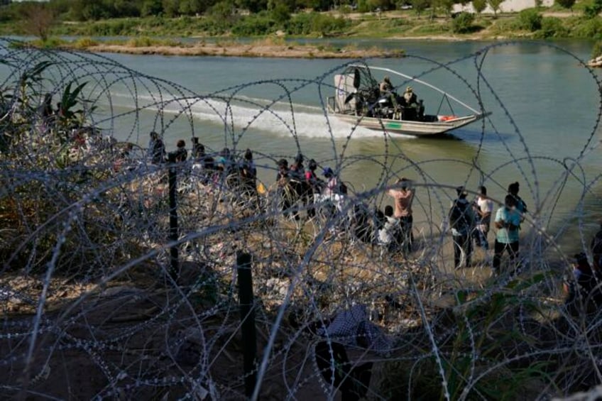 texas wants the power to arrest and order migrants to leave the us can it do that