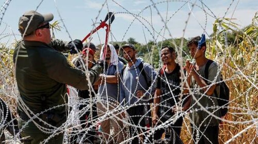 texas will not back down gov abbott slams supreme court order reportedly installs more razor wire