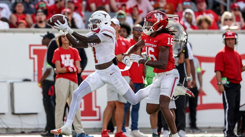 Texas Longhorns player catches a pass