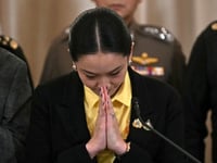 Thai PM to meet army commander to defuse political crisis