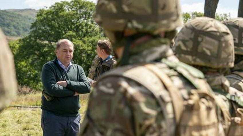 the average age of ukraines soldiers at the front is over 40