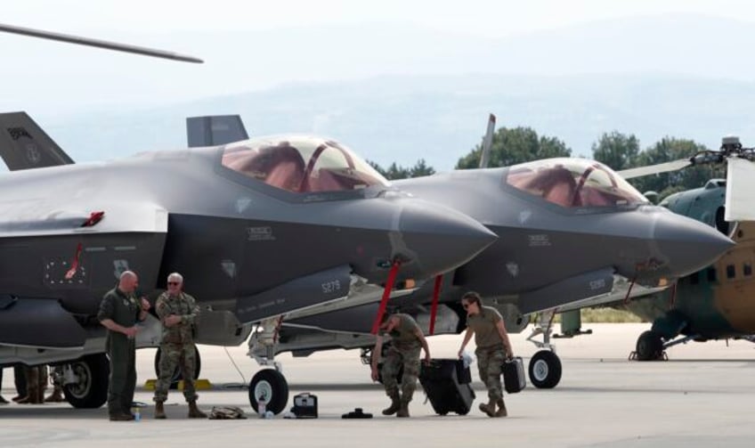 the czech government has approved a defense ministry plan to acquire two dozen us f 35 fighter jets