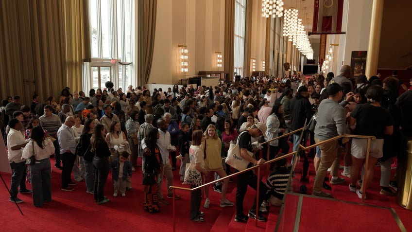 the kennedy center sells out showings of film about jesus christ the king of kings