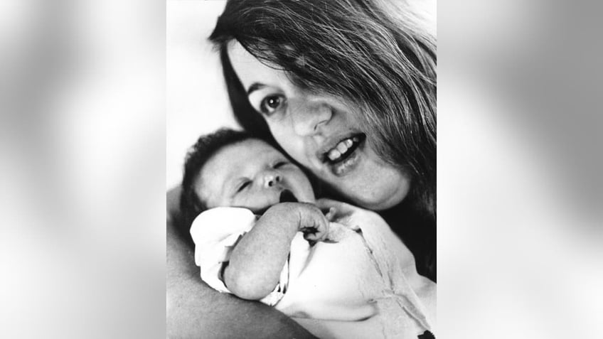 Cass Elliot embracing her daughter