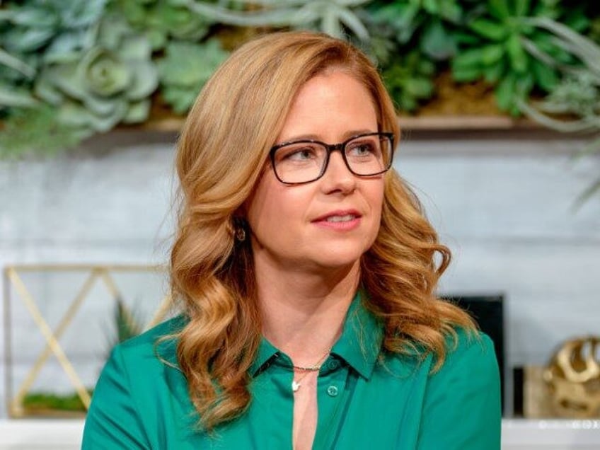 Actress Jenna Fischer discusses "The Office Ladies" with BuzzFeed's "AM To DM" on October