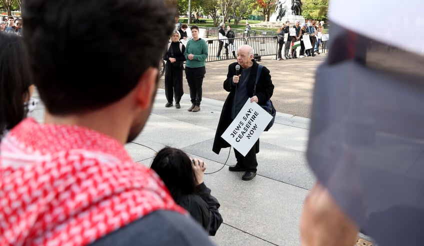 the princess bride star wallace shawn protests israeli response to hamas attacks i dont believe in revenge and thats what this is