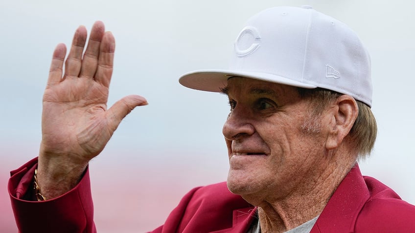 Pete Rose waves to the crowd