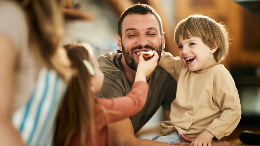 kids eating breakfast with dad