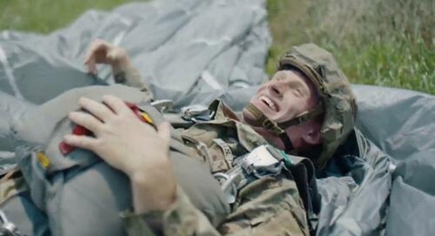 the us army gets desperate puts white men back in its ads