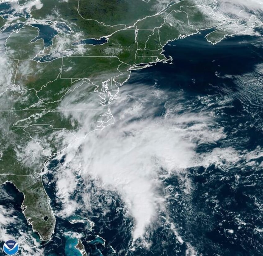 the us east coast is under a tropical storm warning with landfall forecast in north carolina