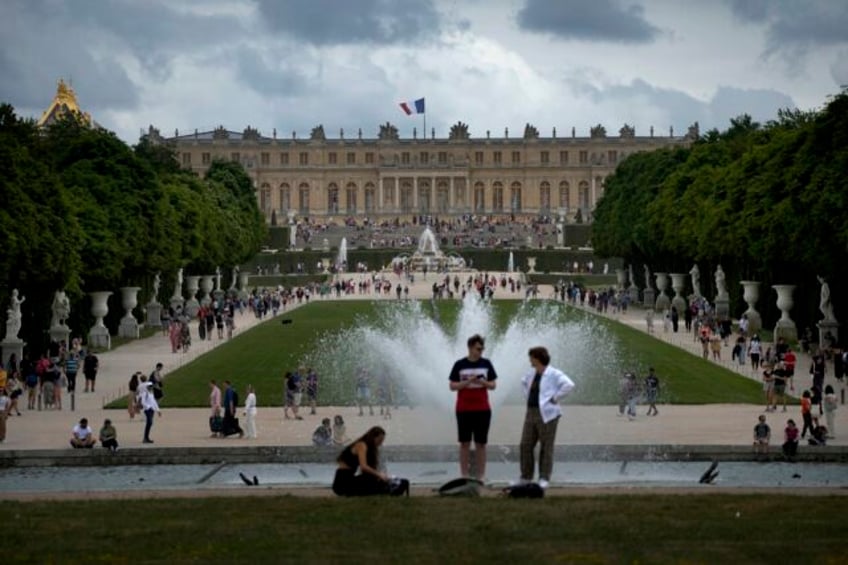 the versailles palace celebrates its 400th anniversary and hosts king charles iii for state dinner