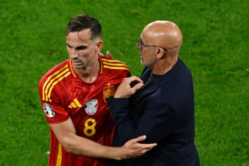 Spain coach Luis de la Fuente with Fabian Ruiz during his side's 1-0 win over Italy on Thu