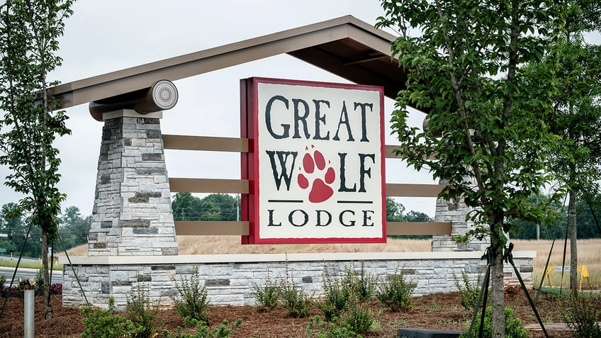 Great Wolf Lodge welcome sign