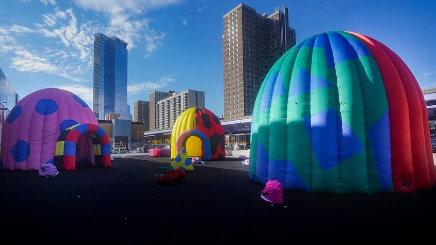 this immersive balloon museum in nyc features a giant ball pit with a pool party illusion