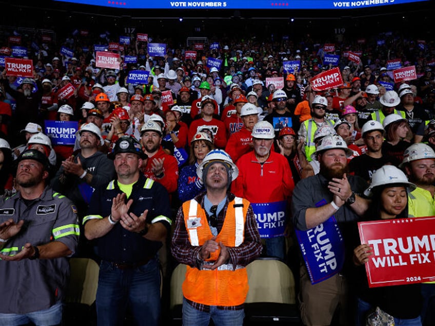 PITTSBURGH, PENNSYLVANIA - NOVEMBER 04: Supporters cheer as Republican presidential nomine