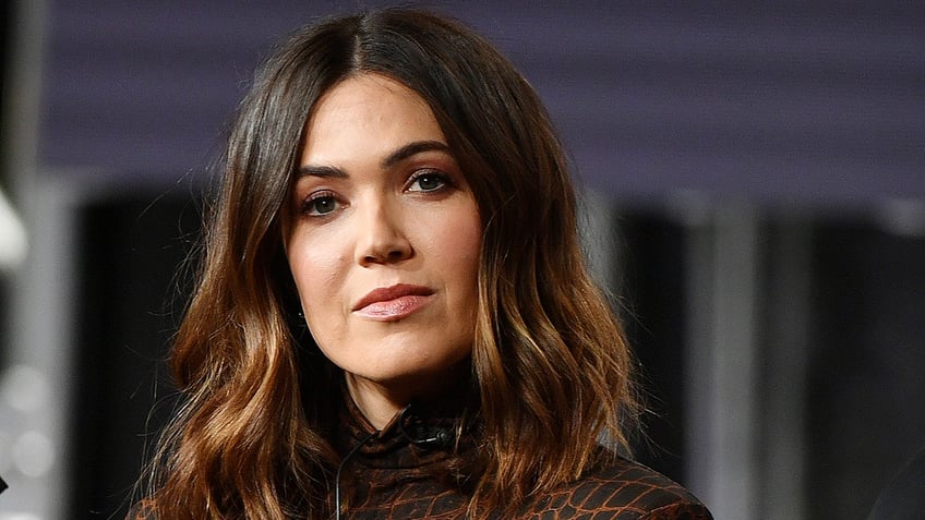 this is us star mandy moore says shes received very tiny residual checks for show