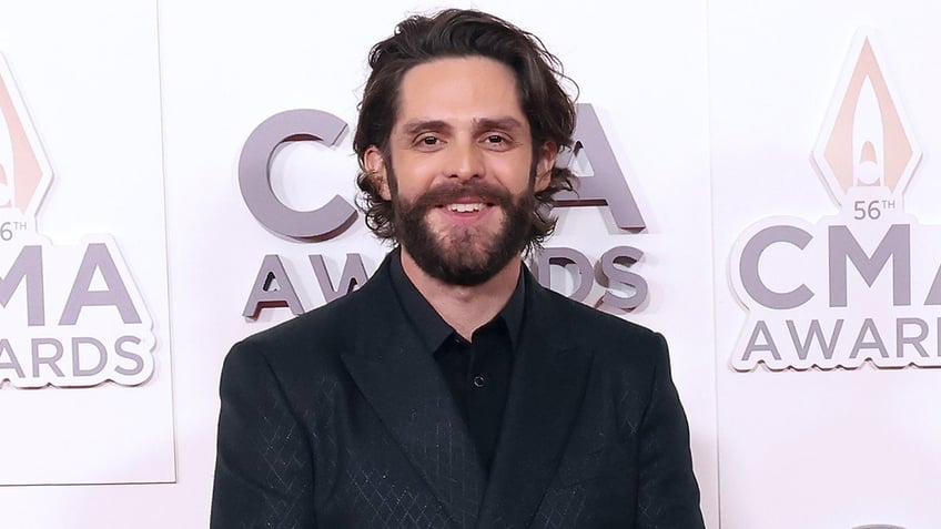 thomas rhett pauses nashville concert to say a prayer for fan suffering medical emergency