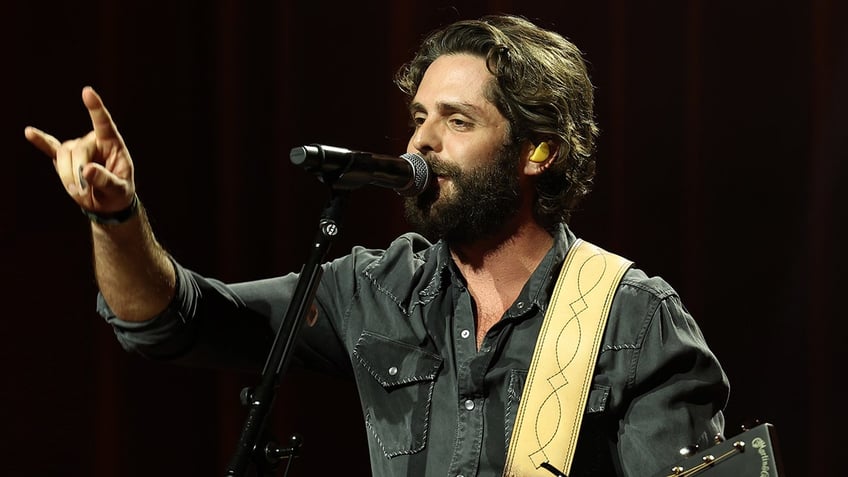 thomas rhett pauses nashville concert to say a prayer for fan suffering medical emergency