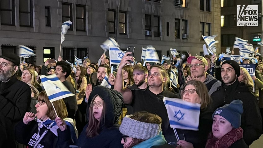 thousands attend pro israel rally in new york city as idf continues fighting hamas terrorists in gaza