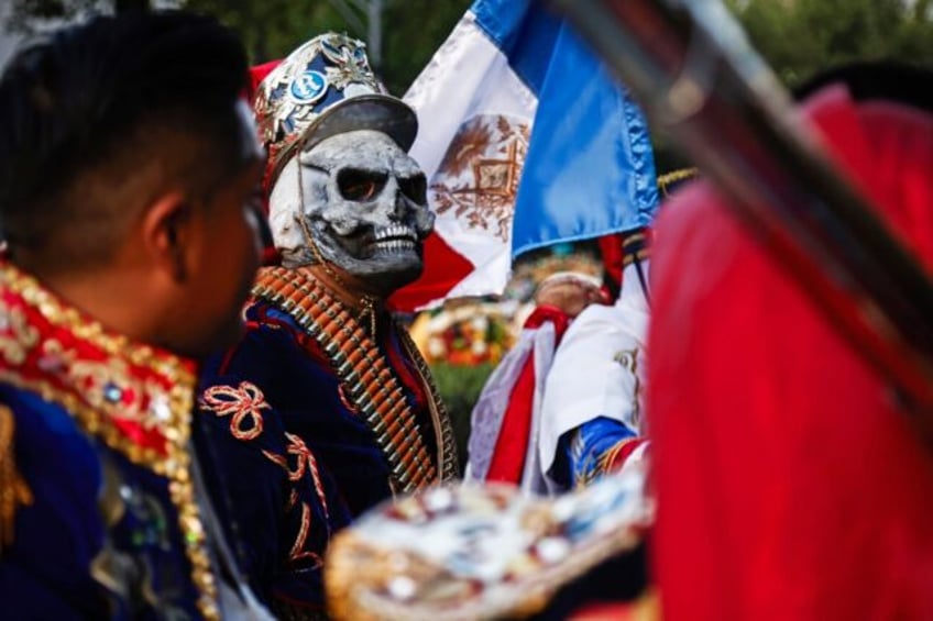 thousands flock to day of the dead parade in mexico city