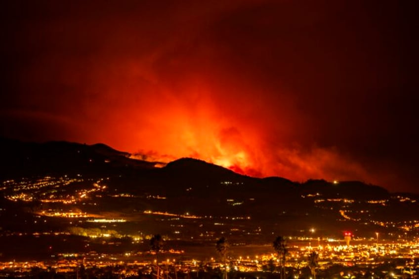 thousands more evacuated as tenerife fire rages on spains canary islands