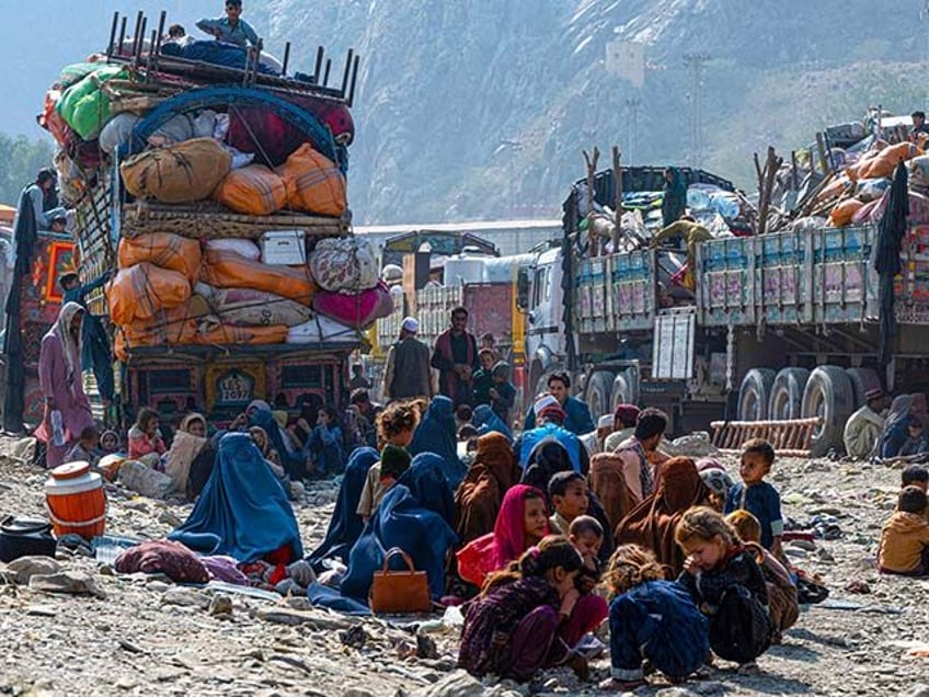 thousands of afghans race to border as pakistans deportation deadline for illegals arrives