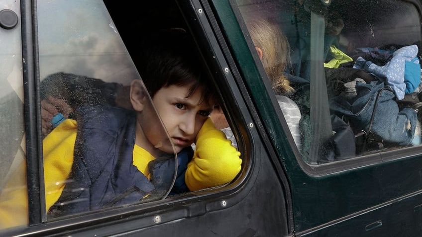 thousands of armenians flee nagorno karabakh as azerbaijan reclaims separatist region