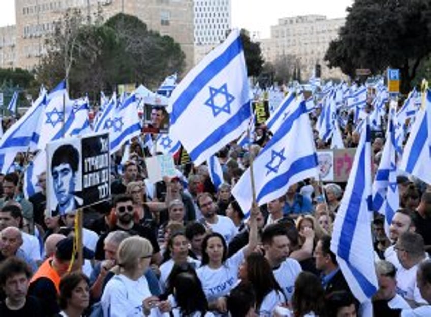 Thousands of Israeli protesters demand Netanyahu's removal