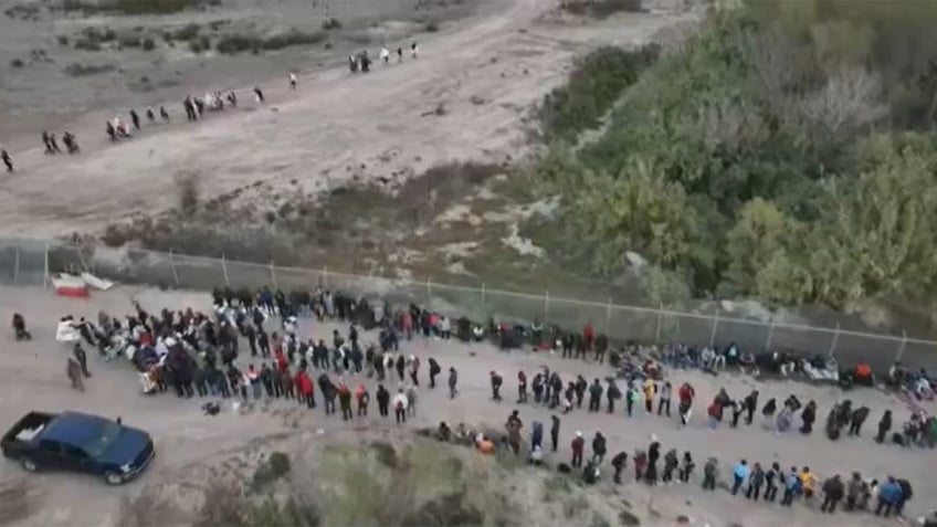 thousands of migrants wait a few hours from eagle pass texas to catch trains headed for southern border