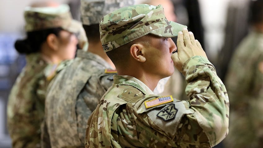 thousands of national guard troops have not received promised enlistment bonuses