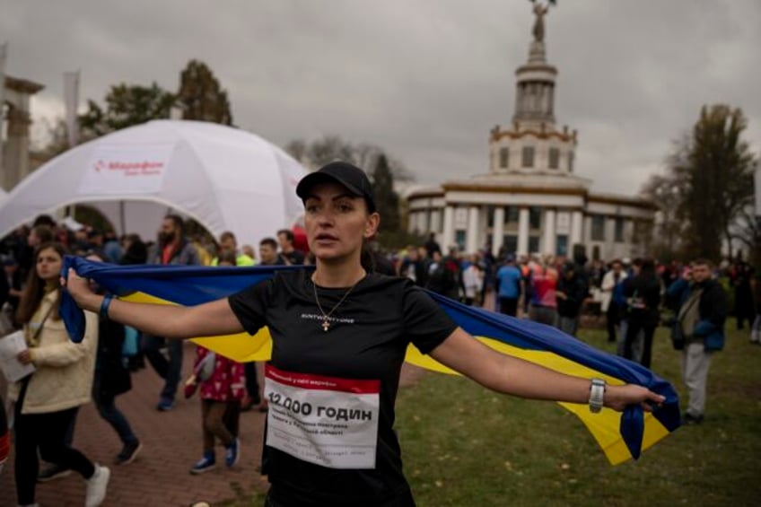 thousands of ukrainians run to commemorate those killed in the war