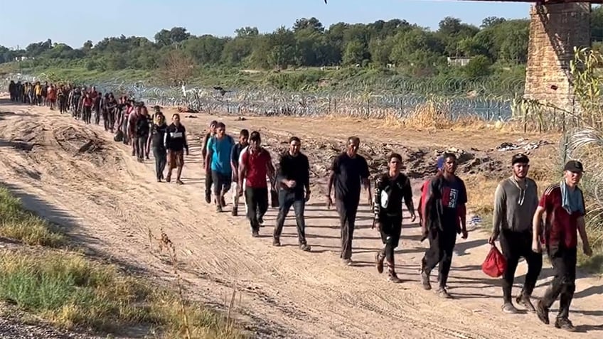 thousands of venezuelan migrants gather under texas bridge as border numbers skyrocket