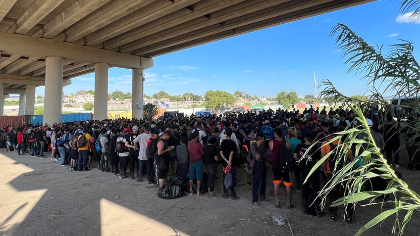 thousands of venezuelan migrants gather under texas bridge as border numbers skyrocket