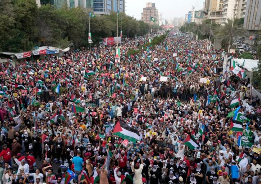 thousands rally in pakistan against israels bombing in gaza chanting anti american slogans