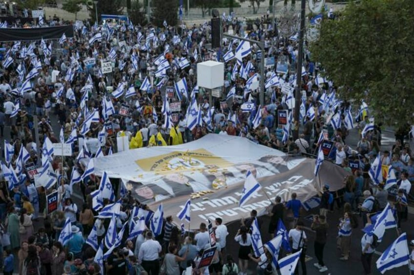 thousands rally in support of israels judicial overhaul before a major court hearing next week