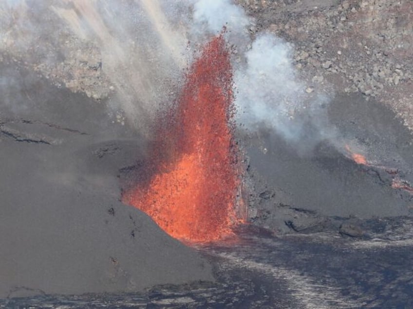 HAWAII, UNITED STATES - JANUARY 02: (----EDITORIAL USE ONLY - MANDATORY CREDIT - 'USGS / M