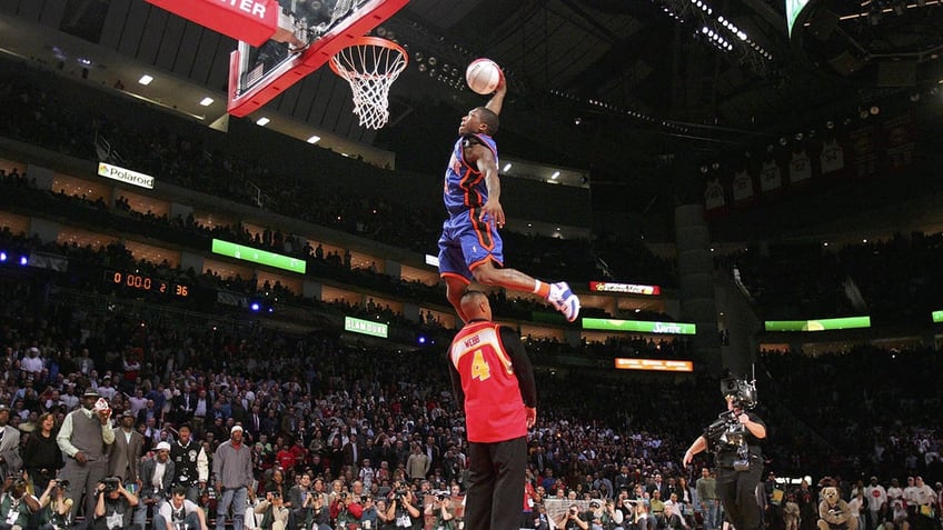 Nate Robinson dunks